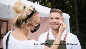 Zur Abwechslung ist Sternekoch Robin Pietsch beim MDR nicht nur in Magazin- und Showformaten zu sehen, sondern auch in einer fiktionalen Produktion. Er spielt eine Gastrolle in der neuen Web-Kurzserie „Ollewitz“, die seit dieser Woche in der ARD-Mediathek zur Verfügung steht. (Foto: MDR/Cine Impuls/Anika Dollmeyer)
