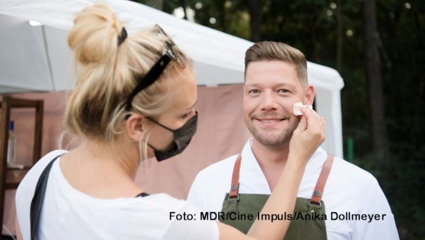 Zur Abwechslung ist Sternekoch Robin Pietsch beim MDR nicht nur in Magazin- und Showformaten zu sehen, sondern auch in einer fiktionalen Produktion. Er spielt eine Gastrolle in der neuen Web-Kurzserie „Ollewitz“, die seit dieser Woche in der ARD-Mediathek zur Verfügung steht. (Foto: MDR/Cine Impuls/Anika Dollmeyer)