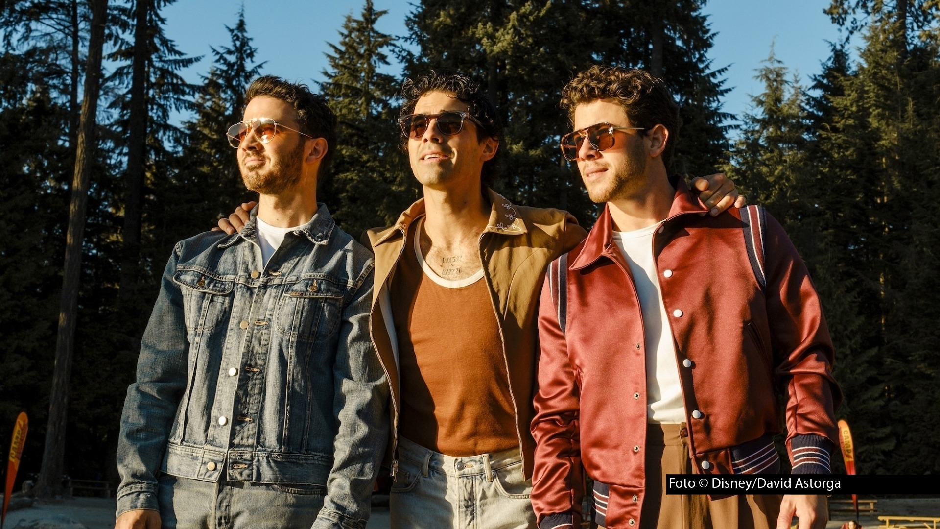 Ab dem 14. August ist „Camp Rock 3“ mit den Jonas Brothers sowie Demi Lovato auf Disney+ verfügbar. Die Fortsetzung des Kult-Franchises markiert den vorläufigen Höhepunkt einer Nostalgie-Welle, die Disney in den vergangenen Monaten bewusst ins Rollen gebracht hat. Foto © Disney/David Astorga