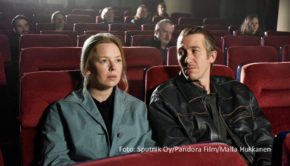 Die Verantwortlichen der Internationalen Filmfestspiele von Cannes haben jetzt jene 19 Filme benannt, die 2023 ins Rennen um die Goldene Palme gehen. Der finnische Kultregisseur Aki Kaurismäki ist mit „Fallen Leaves“ ebenso im Wettbewerb vertreten wie u.a. Wim Wenders und die Wiener Filmemacherin Jessica Hausner. (Foto: Sputnik Oy/Pandora Film/Malla Hukkanen)