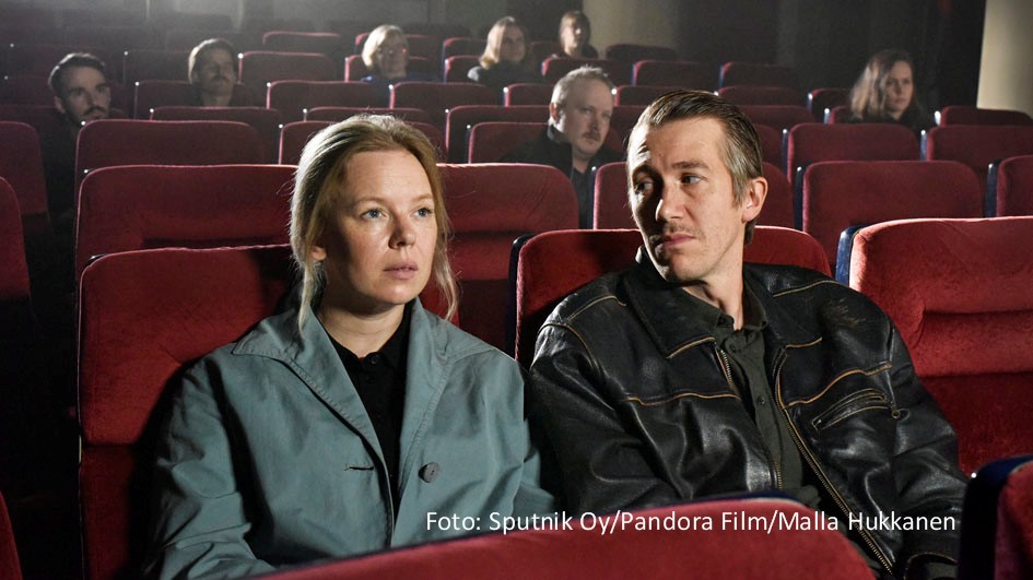 Die Verantwortlichen der Internationalen Filmfestspiele von Cannes haben jetzt jene 19 Filme benannt, die 2023 ins Rennen um die Goldene Palme gehen. Der finnische Kultregisseur Aki Kaurismäki ist mit „Fallen Leaves“ ebenso im Wettbewerb vertreten wie u.a. Wim Wenders und die Wiener Filmemacherin Jessica Hausner. (Foto: Sputnik Oy/Pandora Film/Malla Hukkanen)