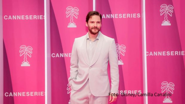 Noch bis zum morgigen 10. April läuft in Cannes die letzte Ausgabe der Frühjahrs-Bewegtbildmesse MipTV. Inhaltlich im Mittelpunkt stand zum Auftakt u.a. die französische Biopic-Serie „Becoming Karl Lagerfeld“ mit dem deutschen Hauptdarsteller Daniel Brühl. (Foto: Disney/Camilla Canalini)