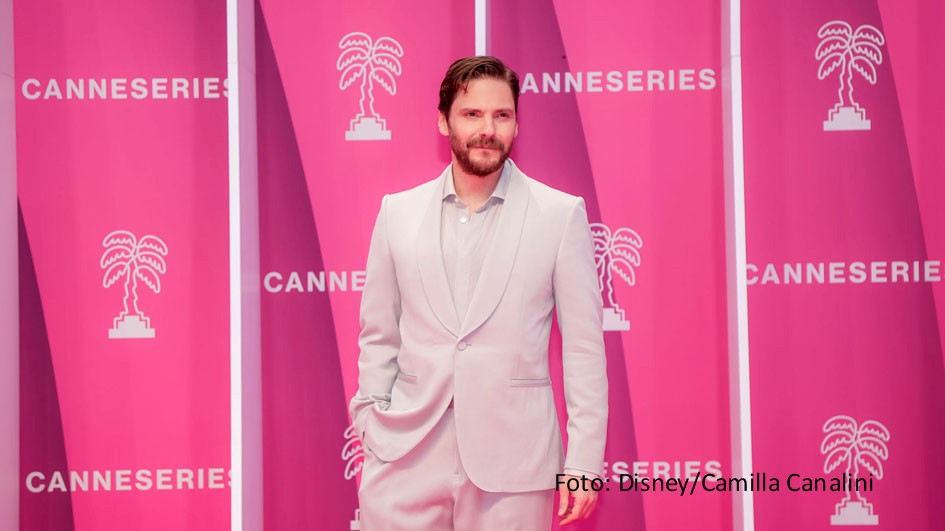 Noch bis zum morgigen 10. April läuft in Cannes die letzte Ausgabe der Frühjahrs-Bewegtbildmesse MipTV. Inhaltlich im Mittelpunkt stand zum Auftakt u.a. die französische Biopic-Serie „Becoming Karl Lagerfeld“ mit dem deutschen Hauptdarsteller Daniel Brühl. (Foto: Disney/Camilla Canalini)