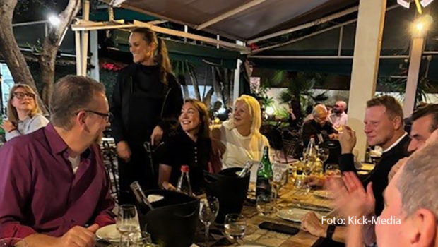Zum von Kick-Media organisierten Stammtisch im Rahmen der MIPCOM 2024 begrüßte Vorständin Petra Mauß im Gartenrestaurant „Le Jardin“ rund 40 Gäste. Vertreterinnen und Vertreter von TV-Sendern und Produktionsfirmen genossen den Abend in entspannter Atmosphäre. (Foto: Kick-Media)