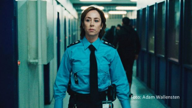 Die mit u.a. Sofie Gråbøl starbesetzte dänische Produktion „Prisoner“ ist eine der zahlreichen internationalen Serien, die bei Canneseries ihre Weltpremiere feiern. Die sechste Ausgabe des Festivals an der Côte d’Azur startet am 14. April mit der britischen Science-Fiction-Serie „Silo“. (Foto: Adam Wallensten)