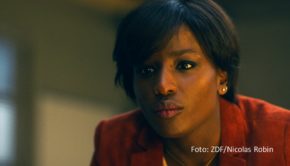 Der Mord an einem französischen Biathlon-Star beschäftigte Mariama Gueye in der Titelrolle der Miniserie „Capitaine Sissako – Tod in den Alpen“. Das ZDF strahlt den vierteiligen Krimi am 17. und 24. März jeweils in Doppelfolgen aus. (Foto: ZDF/Robin Nicolas)