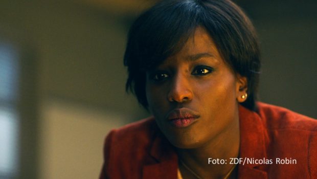 Der Mord an einem französischen Biathlon-Star beschäftigte Mariama Gueye in der Titelrolle der Miniserie „Capitaine Sissako – Tod in den Alpen“. Das ZDF strahlt den vierteiligen Krimi am 17. und 24. März jeweils in Doppelfolgen aus. (Foto: ZDF/Robin Nicolas)