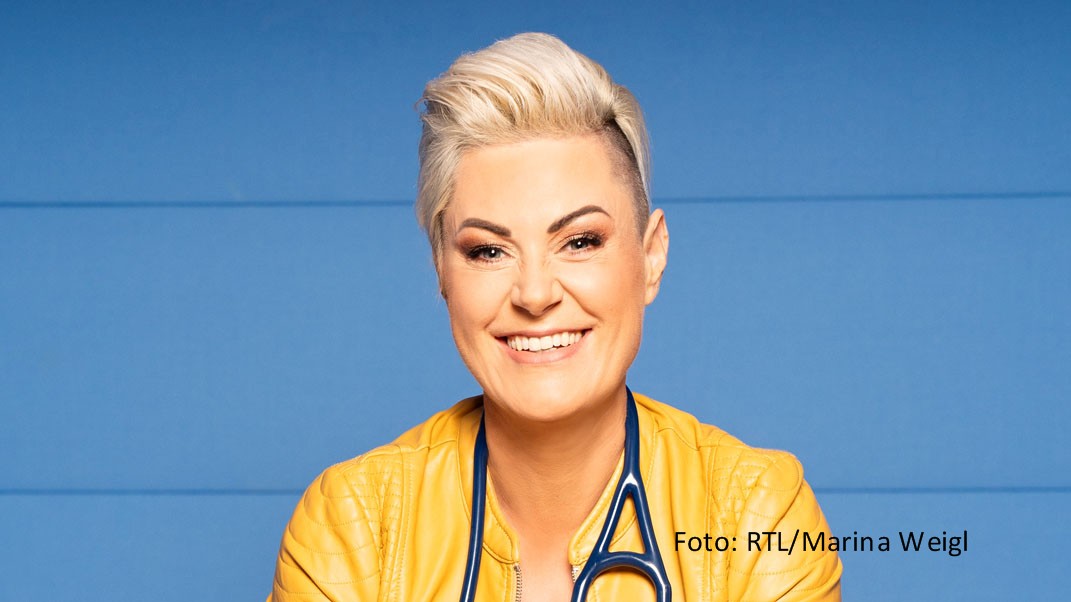 Am 6. Februar ist die neue Ausgabe von „Doc Caro – Der Podcast“ mit Notärztin und Influencerin Dr. Carola Holzner erschienen. Eine Stunde lang widmen sie und ihre Co-Moderatorin Kerstin Schwarz sich diesmal dem Thema Body Positivity. (Foto: RTL/Marina Weigl)