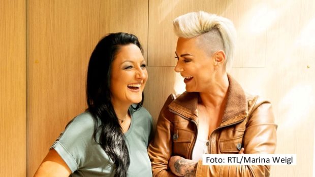 In der neuesten Folge von „Doc Caro – Der Podcast“ sprechen Dr. Carola Holzner und ihre beste Freundin, die Hebamme Kerstin Schwarz, wieder über ein Thema, das sie bewegt. Diesmal geht’s um den richtigen Umgang mit Terminstress – aus aktuellem Anlass. (Foto: RTL/Marina Weigl)