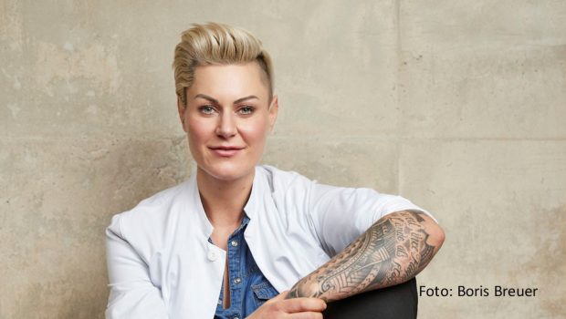 In der heute veröffentlichten „Spiegel“-Bestsellerliste belegt Dr. Carola Holzner mit „Keine halben Sachen“ die Spitzenposition in der Rubrik „Paperback Sachbücher“. Vor einem Jahr war der Ärztin und Influencerin dieser Erfolg auch schon mit ihrem Buch-Debüt gelungen. (Foto: Boris Breuer)