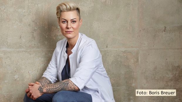 Notfallmedizinerin und Bestseller-Autorin Dr. Carola Holzner ist zu Gast in der aktuellen Folge des hr3-Talks mit Moderatorin Bärbel Schäfer. Darin spricht „Doc Caro“ u.a. über die Notwendigkeit, Angst vor Erste-Hilfe-Maßnahmen abzubauen, und über die Personalsituation im Gesundheitswesen. (Foto: Boris Breuer)