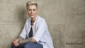 Das Buch-Debüt von Dr. Carola Holzner alias Doc Caro avancierte im vergangenen Herbst zum Bestseller. Nun legt die Notfallmedizinerin ihr zweites Werk nach. „Keine halben Sachen“ ist am heutigen 26. Oktober als Fischer-Taschenbuch und auch in einer Audio-Version erschienen. (Foto: Boris Breuer)
