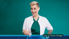 Im neuen Buch von Dr. Carola Holzner geht’s um Themen, über die viele Menschen nur ungern sprechen. In „Ab unter die Gürtellinie. Medizin untenrum endlich verständlich“ beantwortet die Notärztin und Bestsellerautorin wichtige Fragen rund um Sex und den Umgang mit dem eigenen Körper. Foto-S.-Fischer-Verlage