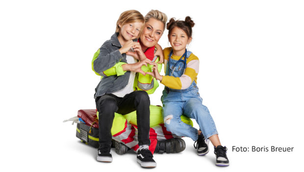 Bestseller Autorin und Notfall-Medizinerin Dr. Carola Holzner hat es wieder getan: Am 26. März erscheint ihr drittes Buch: „Doc Caro – Einsatz fürs Herz“. Mit dem liebevoll gestalteten Comic will die Medizinerin vor allem kleinen Leserinnen und Lesern das Thema Erste Hilfe nahebringen. (Foto: Boris Breuer)