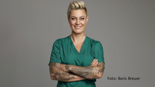 Notfallmedizinerin und Bestsellerautorin Dr. Carola Holzner alias Doc Caro geht im Winter 2025/26 erstmals mit einem Bühnenprogramm auf bundesweite Tournee. Der Vorverkauf für die Auftrittsreihe unter dem Titel „Lebe jetzt! – Lachen auf Rezept“ ist bereits angelaufen. (Foto: Boris Breuer)