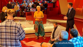 „Eine für alle“ ist nun ein Buch auf Platz 1: Dr. Carola Holzner, auch bekannt als Bloggerin „Doc Caro“, schafft es mit ihrem Buchdebüt auf die „Spiegel“-Bestsellerliste. Einblicke in ihr Leben als Notärztin gab sie gestern ebenfalls im Gespräch mit Steffen Hallaschka bei „stern TV“. (Foto: smalltalk/Marcus Wanke)