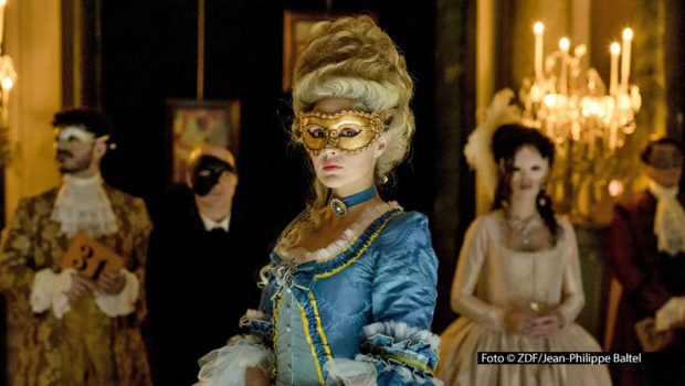 In der Action-Krimiserie „Cat’s Eyes“, die ZDFneo ab dem 27. Juli linear ausstrahlt, versuchen die von Camille Lou gespielte Tamara und ihre beiden Schwestern, die ganze Wahrheit über ihren verstorbenen Vater und dessen Kunstsammlung herauszufinden. Dabei ist auch die eine oder andere Verkleidung erforderlich. Foto © ZDF/Jean-Philippe Baltel