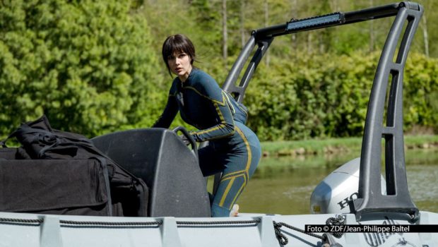 In den abschließenden Folgen von Staffel 1 der französischen Action-Krimiserie „Cat’s Eyes“ brechen Tamara (Camille Lou) und ihre beiden Schwestern in ein Schloss ein, um die Kunstsammlung ihres Vaters an sich zu bringen. ZDFneo strahlt den Showdown linear am 17. August aus. Foto © ZDF/Jean-Philippe Baltel