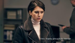 In der schwedischen Serie „Cell 8“, die am 19. März bei MagentaTV startet, muss sich die aus „Deadwind“ und „Box 21“ bekannte Mimosa Willamo in der Rolle der Polizistin Mariana mit einem sehr persönlichen Fall befassen. Ihrem US-amerikanischen Freund droht in seiner Heimat die Todesstrafe. (Foto: Viaplay Group/Kalle Veesaar)