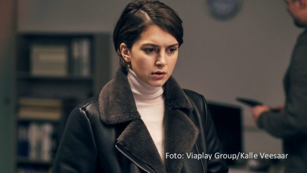 In der schwedischen Serie „Cell 8“, die am 19. März bei MagentaTV startet, muss sich die aus „Deadwind“ und „Box 21“ bekannte Mimosa Willamo in der Rolle der Polizistin Mariana mit einem sehr persönlichen Fall befassen. Ihrem US-amerikanischen Freund droht in seiner Heimat die Todesstrafe. (Foto: Viaplay Group/Kalle Veesaar)