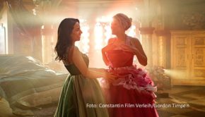 Der neue Kinofilm „Chantal im Märchenland“ mit Jella Haase in der Titelrolle knüpft an die überaus erfolgreiche „Fack ju Göhte“-Reihe an. Verantwortlich zeichnen auch hierfür Regisseur und Autor Bora Dagtekin sowie Produzentin Lena Schömann. Constantin will die Komödie 2024 herausbringen. (Foto: Constantin Film Verleih/Gordon Timpen)