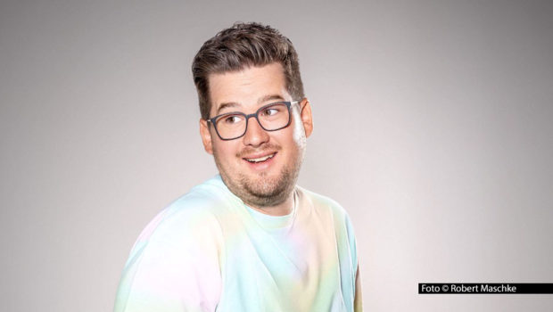 Der Hamburger Comedian Chris Tall feiert am 7. Juni ein Heimspiel im ganz großen Rahmen im Volksparkstadion. 30.000 Tickets sind für den Auftritt bereits verkauft. Nun startet die letzte Phase des Vorverkaufs mit einer „Lucky Dip“-Aktion, bei der Karten zum Sonderpreis erhältlich sind. Foto © Robert Maschke