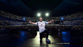 Comedian Chris Tall feierte im Juni ein Heimspiel im ganz großen Rahmen. Mit seinem Programm „Laugh Stories“ trat er vor 34.000 Besucherinnen und Besuchern im Hamburger Volksparkstadion auf. Am 11. September wird ein Mitschnitt der Show bei ProSieben und Joyn ausgestrahlt. Foto © Joyn/Robert Maschke