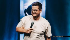 Für die Auftritte mit seinem aktuellen Bühnenprogramm „Keep Laughing“ hat Chris Tall bislang schon mehr als 200.000 Tickets verkauft. Nun spendieren der Comedian und sein Veranstalter den Fans einen „Tankrabatt“: Für alle bis Juni geplanten Shows sind die Restkarten zum halben Preis verfügbar. Foto © Robert Maschke