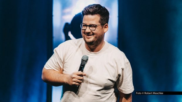 Für die Auftritte mit seinem aktuellen Bühnenprogramm „Keep Laughing“ hat Chris Tall bislang schon mehr als 200.000 Tickets verkauft. Nun spendieren der Comedian und sein Veranstalter den Fans einen „Tankrabatt“: Für alle bis Juni geplanten Shows sind die Restkarten zum halben Preis verfügbar. Foto © Robert Maschke