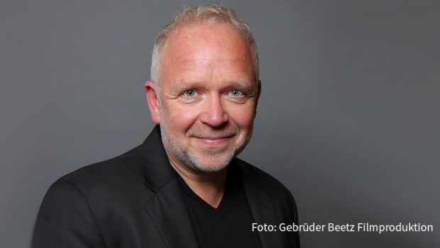 Nach „Rohwedder“ für Netflix produziert die Gebrüder Beetz Filmproduktion nun eine High-End-Dokuserie für die öffentlich-rechtliche ARD. „Reeperbahn Special Unit 65“, die am gestrigen 14. Februar beim Berlinale Series Market vorgestellt wurde, soll voraussichtlich ab September zunächst in der ARD-Mediathek zu sehen sein. Entstanden ist die Serie, in der es um den Kampf gegen das organisierte Verbrechen im Hamburg der 1980er Jahre geht, mit den Senderpartnern NDR, SWR, WDR und rbb sowie Studio Hamburg Enterprises sowie den Förderern Moin! (Hamburg/Schleswig-Holstein), Nordmedia und German Motion Picture Fund. Im smalltalk-Interview spricht Produzent und Autor Christian Beetz über die Idee zur Serie und die Besonderheiten bei der Finanzierung. (Foto: Gebrüder Beetz Filmproduktion)