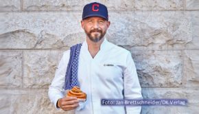 Top-Patissier und Backbuch-Autor Christian Hümbs ist derzeit wieder regelmäßig als Juror bei „Das große Backen“ im Einsatz. Am 2. September stattet er darüber hinaus der Vorabend-Talkshow „DAS!“ im NDR Fernsehen einen Besuch ab. Darin geht’s u.a. um seine Schwäche für Franzbrötchen. (Foto: Jan Brettschneider/DK Verlag)