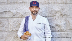 Am gestrigen Mittwoch wurde in Hamburg der Deutsche Kochbuchpreis 2021 verliehen. Eine der Auszeichnungen ging dabei an Top-Patissier und „Das große Backen“-Juror Christian Hümbs für seine jüngste Veröffentlichung „Back dich um die Welt“. (Foto: Jan Brettschneider/DK Verlag)
