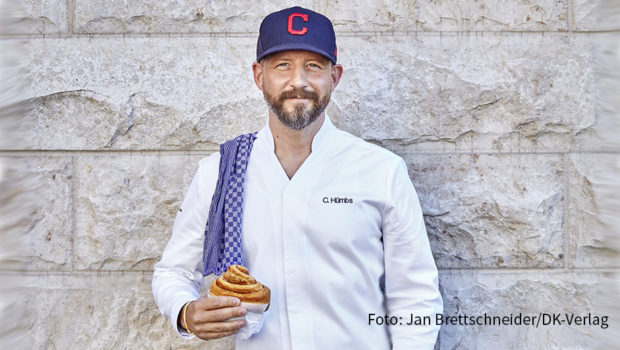 Am gestrigen Mittwoch wurde in Hamburg der Deutsche Kochbuchpreis 2021 verliehen. Eine der Auszeichnungen ging dabei an Top-Patissier und „Das große Backen“-Juror Christian Hümbs für seine jüngste Veröffentlichung „Back dich um die Welt“. (Foto: Jan Brettschneider/DK Verlag)
