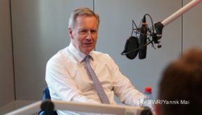 Die Ereignisse, die 2012 zum Rücktritt des Bundespräsidenten Christian Wulff führten, zeichnet der Podcast „Christian Wulff – der Fall des Bundespräsidenten“ nach. In der siebenteiligen Serie von SWR3 und dem SWR3-Haupstadtstudio kommt auch das ehemalige Staatsoberhaupt selbst zu Wort. (Foto: SWR/Yannik Mai)