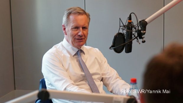Die Ereignisse, die 2012 zum Rücktritt des Bundespräsidenten Christian Wulff führten, zeichnet der Podcast „Christian Wulff – der Fall des Bundespräsidenten“ nach. In der siebenteiligen Serie von SWR3 und dem SWR3-Haupstadtstudio kommt auch das ehemalige Staatsoberhaupt selbst zu Wort. (Foto: SWR/Yannik Mai)
