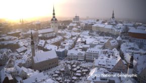 Ein winterlich-weihnachtliches Special der Doku-Serie „Europa von oben“ zeigt National Geographic am 7. Dezember in deutscher Erstausstrahlung. Darin gibt‘s festliche Stimmung aus der Vogelperspektive, u.a. beim Weihnachtsmarkt im estnischen Tallinn. (Foto: National Geographic)