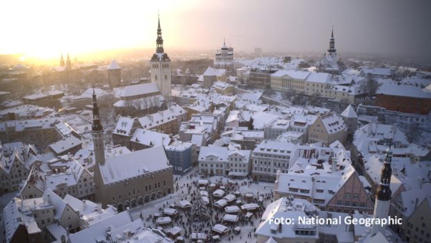 Ein winterlich-weihnachtliches Special der Doku-Serie „Europa von oben“ zeigt National Geographic am 7. Dezember in deutscher Erstausstrahlung. Darin gibt‘s festliche Stimmung aus der Vogelperspektive, u.a. beim Weihnachtsmarkt im estnischen Tallinn. (Foto: National Geographic)