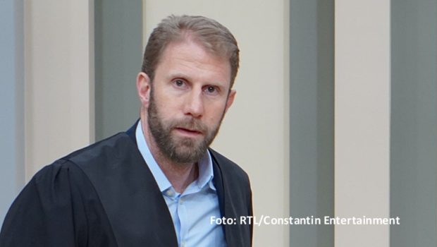 Die Doku-Soap „Verklag mich doch!“ kehrt zurück auf die Fernsehschirme. Ab dem 2. Oktober geht’s bei RTL immer montags bis freitags um spannende Rechtsfälle. Kommentiert werden diese von Top-Juristinnen und Juristen wie Christopher Posch, der u.a. in der RTL-Serie „Ulrich Wetzel – Das Jugendgericht“ mitwirkt. (Foto: RTL/Constantin Entertainment)