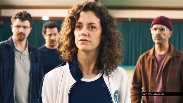 Bis 19. April kann das Publikum online über den Preisträger des Civis Cinema Awards abstimmen. Sechs europäische Produktionen sind nominiert, darunter auch die deutsche Erfolgskomödie „Extrawurst“ mit u.a. Friedrich Mücke, Fahri Yardim, Anja Knauer und Christoph Maria Herbst. Foto © Studiocanal