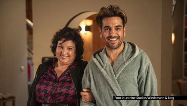 Die Civis Medienstiftung für Integration und kulturelle Vielfalt in Europa lässt wieder das Publikum über den Gewinnerfilm des Civis Cinema Award abstimmen. Bis 27. April stehen online sechs Titel zur Auswahl, darunter auch die Komödie „Alter weißer Mann“, mit u.a. Meltem Kaptan und Elyas M’Barek. Foto © Leonine Studios/Wiedemann & Berg