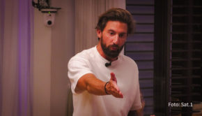 Zum Finale am heutigen 29. Juni kehren auch alle bereits ausgeschiedenen Teilnehmerinnen und Teilnehmer in den „Club der guten Laune“ in Sat.1 zurück. Darunter sind auch der diskussionsfreudige Fitnesscoach Sebastian Fobe sowie das frischgebackene Paar Jenny Elvers und Marc Terenzi. (Foto: Sat.1)