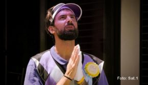 Zum fünften Mal lädt Sat.1 am heutigen 8. Juni in den „Club der guten Laune“ ein. Sieben Promis sind noch im Wettbewerb verblieben – darunter auch Fitness-Experte Sebastian Fobe, der sich u.a. den Herausforderungen des „Chefspiels“ stellen muss. (Foto: Sat.1)