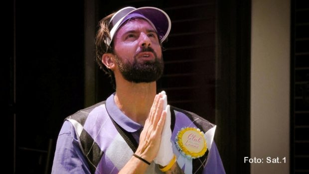 Zum fünften Mal lädt Sat.1 am heutigen 8. Juni in den „Club der guten Laune“ ein. Sieben Promis sind noch im Wettbewerb verblieben – darunter auch Fitness-Experte Sebastian Fobe, der sich u.a. den Herausforderungen des „Chefspiels“ stellen muss. (Foto: Sat.1)