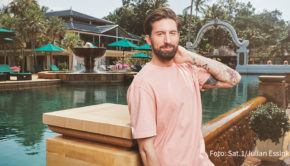 In der heutigen zweiten Folge der neuen Sat.1-Reality-Show „Club der guten Laune“ wird’s bei den Promis im thailändischen Urlaubs-Resort ziemlich emotional. Außerdem erhält Fitness-Coach Sebastian Fobe Damenbesuch. (Foto: Sat.1/Julian Essink)