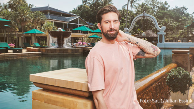 In der heutigen zweiten Folge der neuen Sat.1-Reality-Show „Club der guten Laune“ wird’s bei den Promis im thailändischen Urlaubs-Resort ziemlich emotional. Außerdem erhält Fitness-Coach Sebastian Fobe Damenbesuch. (Foto: Sat.1/Julian Essink)