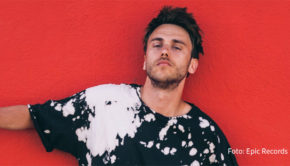 Als Schulkind wurde Popstar Clueso noch vor der Wende in eine kinderpsychiatrische Klinik in Erfurt eingewiesen. Mit Barbara Schöneberger spricht der Musiker über das Erlebte und die Bedeutung von Stille in seinem Leben. (Foto: Epic Records)