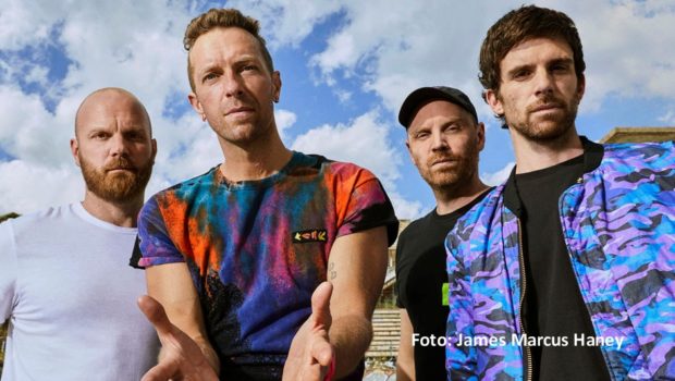 Einen Tag nach dem Finale ihrer diesjährige Europa-Tournee kündigen Coldplay eine Fortsetzung für 2024 an. Die britische Band um Frontmann Chris Martin wird dann u.a. jeweils zwei Mal in den Stadien in Düsseldorf, München und Wien auf der Bühne stehen. (Foto: James Marcus Haney)