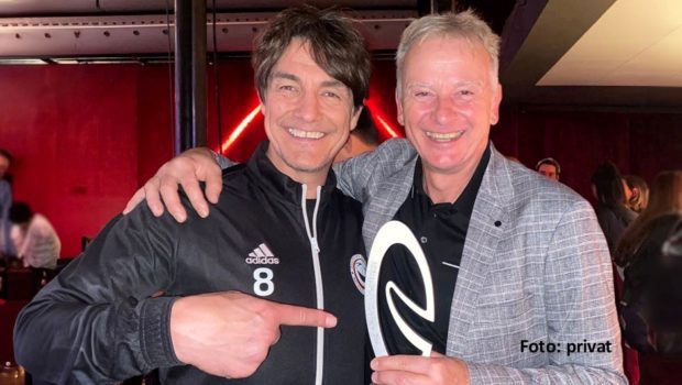 Als TV-Produzent und Initiator des Cologne Comedy Festivals hat Ralf Günther deutsche Comedy-Geschichte mitgeschrieben. Laudator Matze Knop überreichte dem Routinier dafür am 26. Oktober im Kölner Gloria die Ehrentrophäe des Deutschen Comedypreises. (Foto: privat)