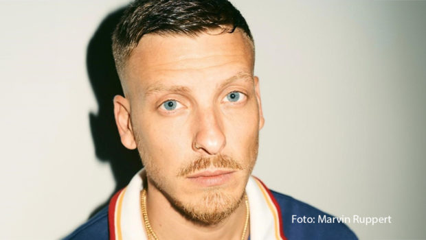 Ab dem 24. Juni wartet bei MagentaTV passend zur Fußball-Europameisterschaft im eigenen Land ein einzigartiges Halbzeit-Highlight: Komiker Felix Lobrecht präsentiert in seiner neuen Show „Comedy-Halbzeit“ eine abwechslungsreiche Mischung aus bekannten Comedians und Comedy-Newcomern. (Foto: Marvin Ruppert)