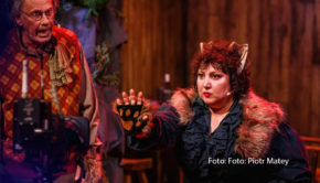 Mit einer ganz besonderen Version des Klassikers „Der Wolf und die sieben Geißlein“ setzt Sat.1 am 11. Dezember seine Reihe „Die Comedy Märchenstunde“ fort. Hugo Egon Balder trifft in dem Impro-Theaterspaß als böser Wolf auf, Meltem Kaptan als hinterlistige Frau Wolf. (Foto: Sat.1/Piotr Matey)